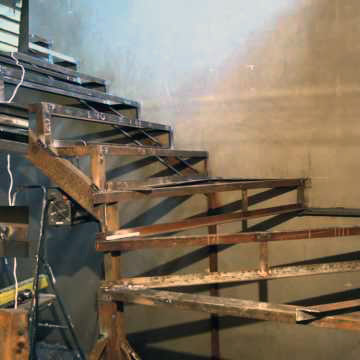 некачественный монтаж металлокаркаса лестницы